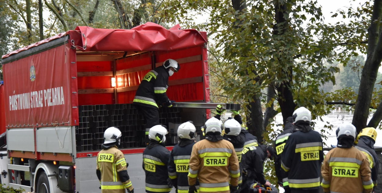  Strażacy uzbrajają mury przeciwpowodziowe, ale spokojnie - to tylko…