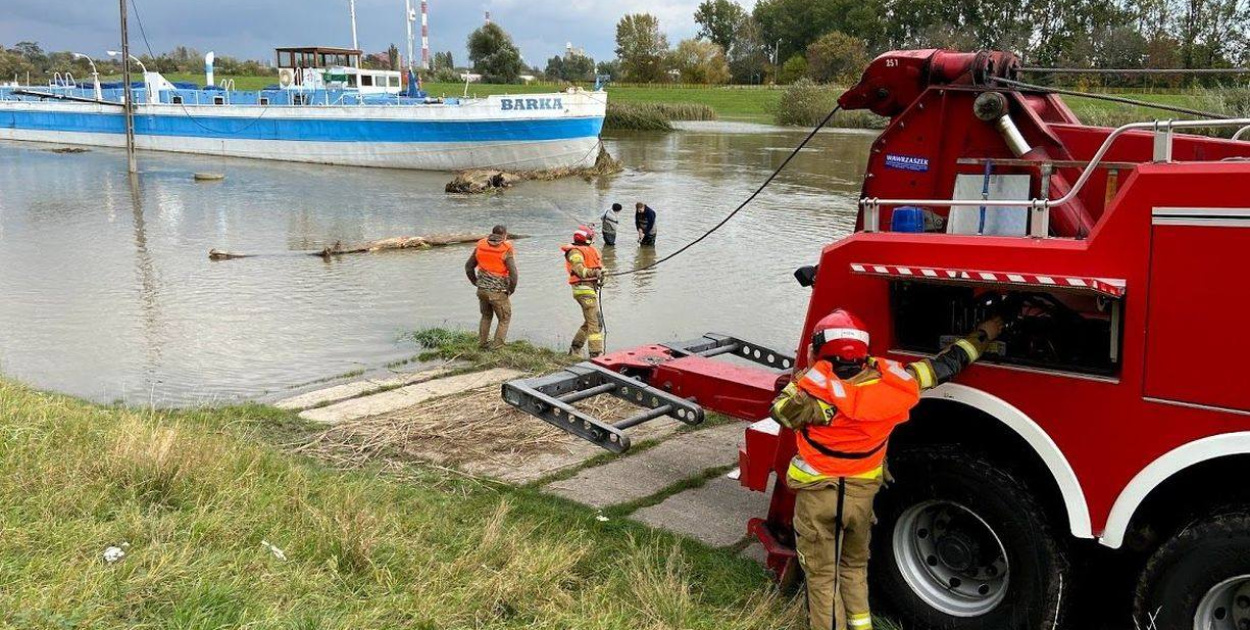  Opolskiej barce zagrażały potężne konary drzew. Z pomocą ruszyli…