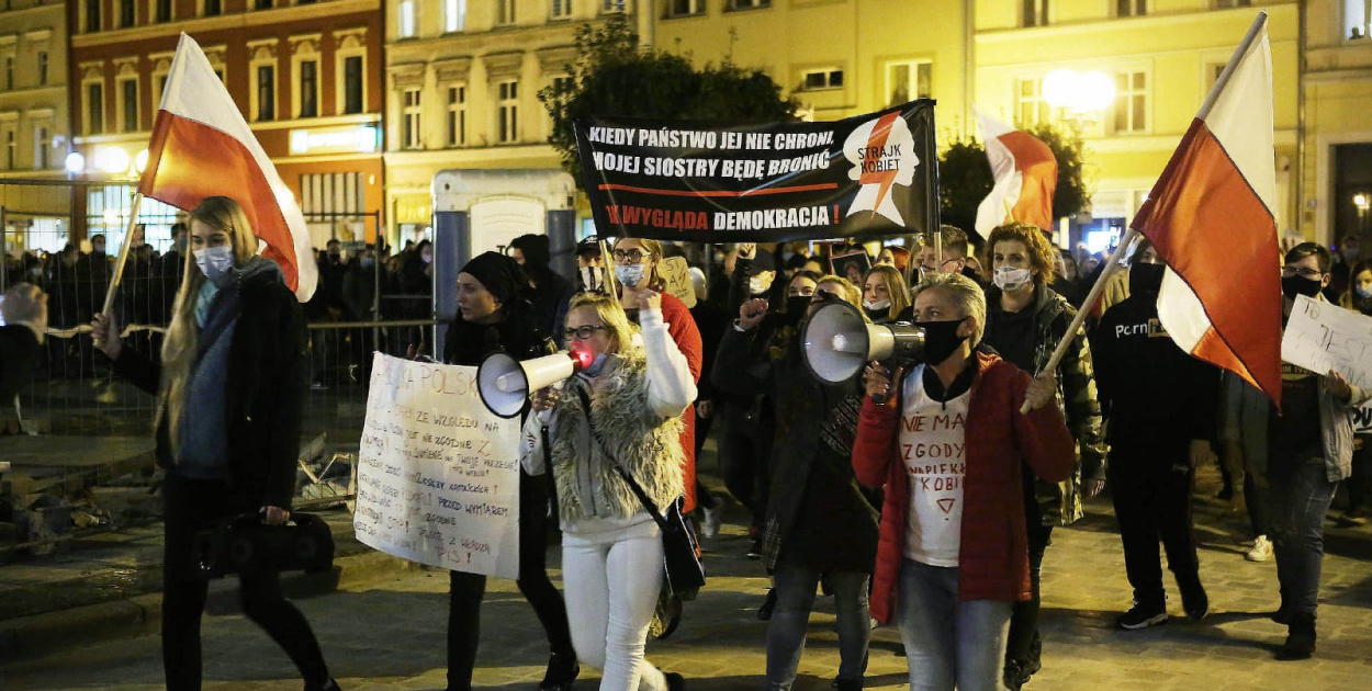  Protesty po decyzji TK przybierają na sile. Manifestacja w Brzegu…
