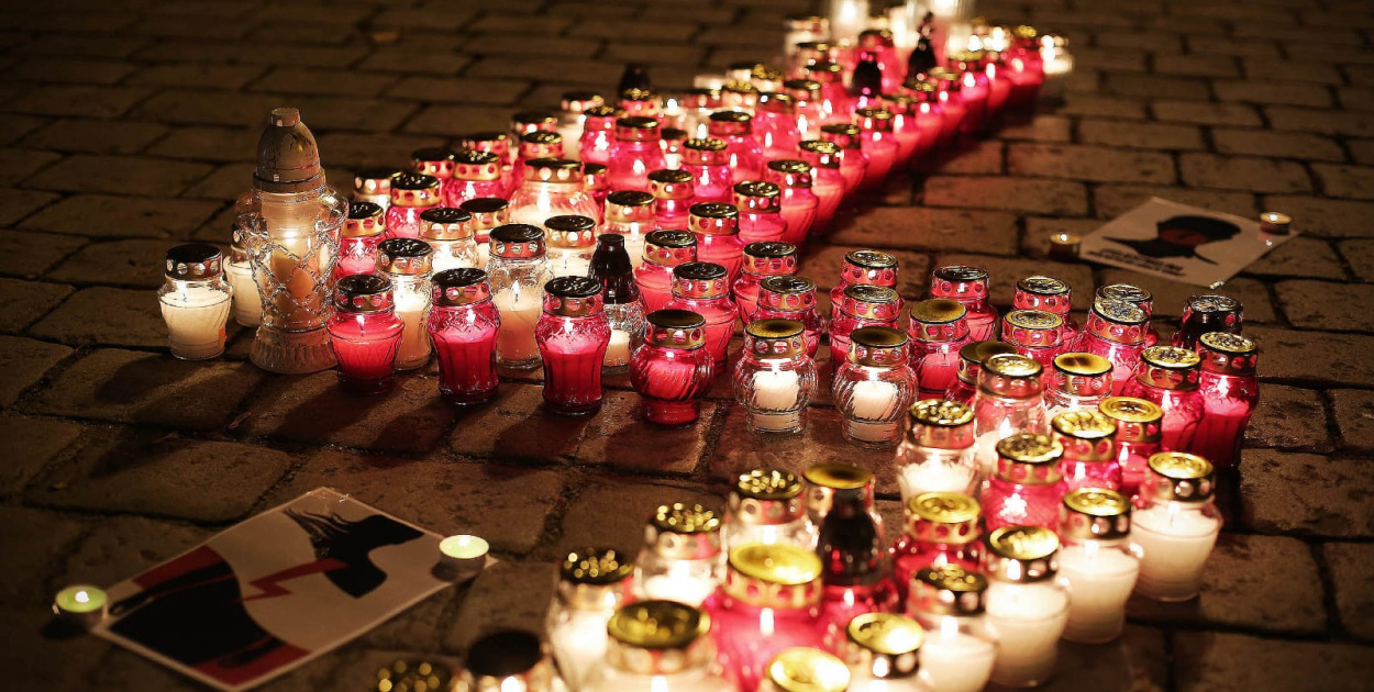 Symbol protestu kobiet rozbłysnął na brzeskim Rynku [fotorelacja]