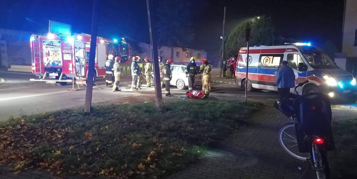 Zderzenie osobówki z ciągnikiem rolniczym w Lewinie Brzeskim