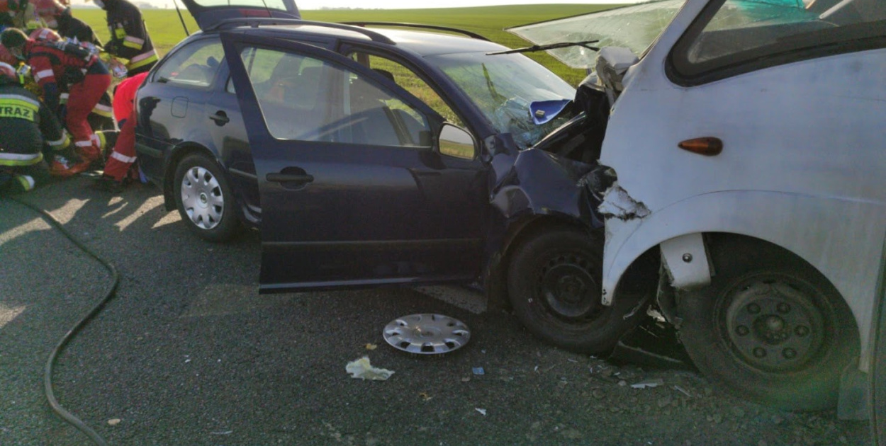  Czołowe zderzenie osobówki z autobusem. Po poszkodowanego przyleciał…