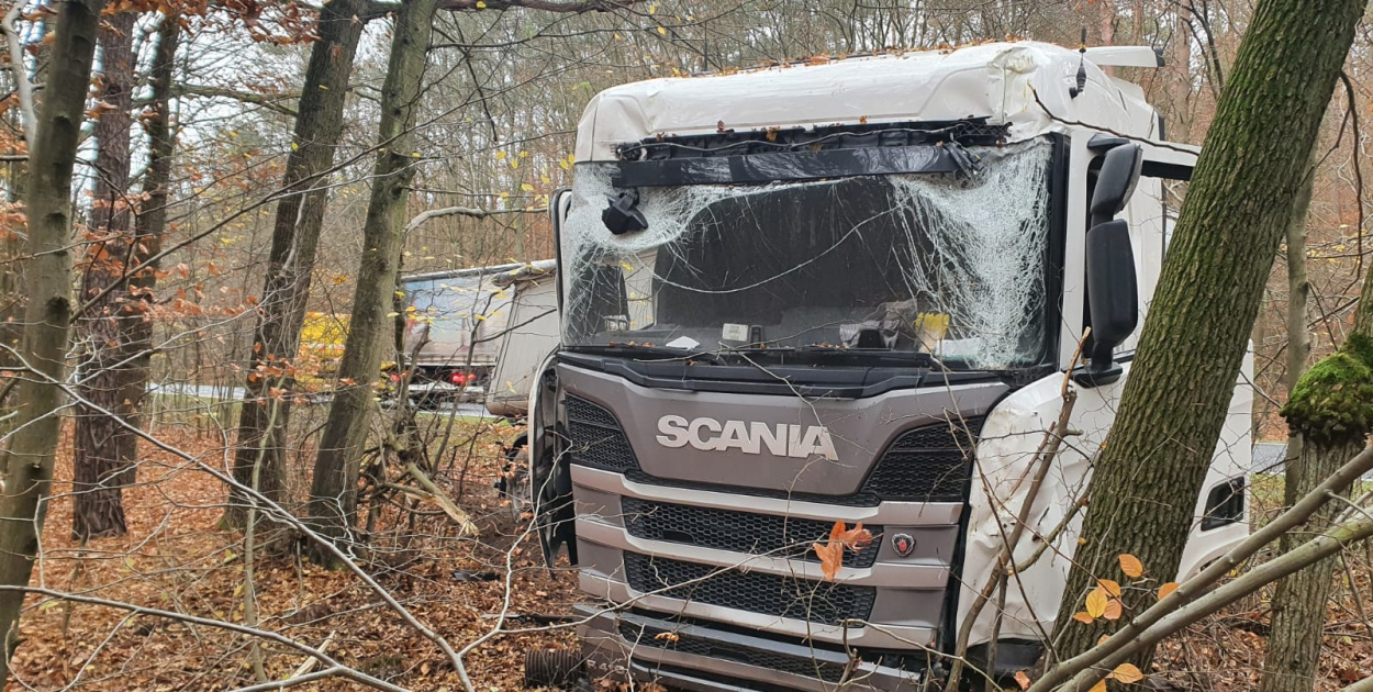 Zderzenie osobówki z ciężarówką na DK 39. Jedna osoba poszkodowana