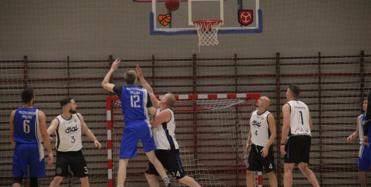  Festiwal rzutów w Brzegu! Koszykarska Stal po dobrym meczu, przegrywa z…