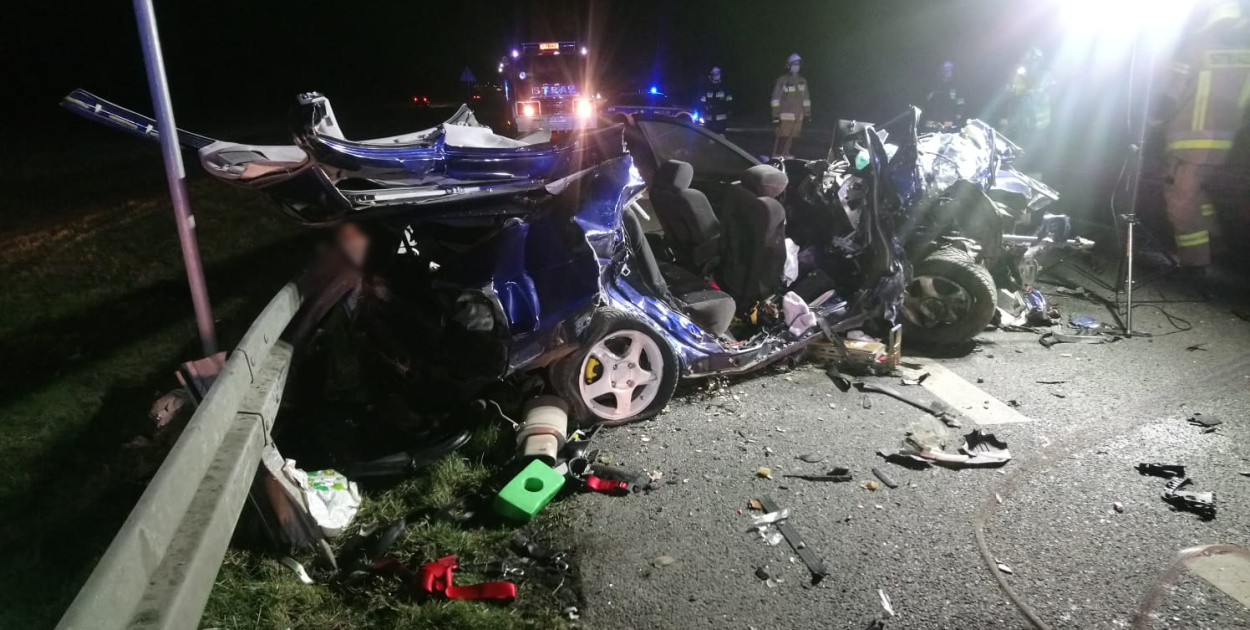 Tragiczny wypadek na DW 403 pod Bierzowem. Nie żyją dwie osoby