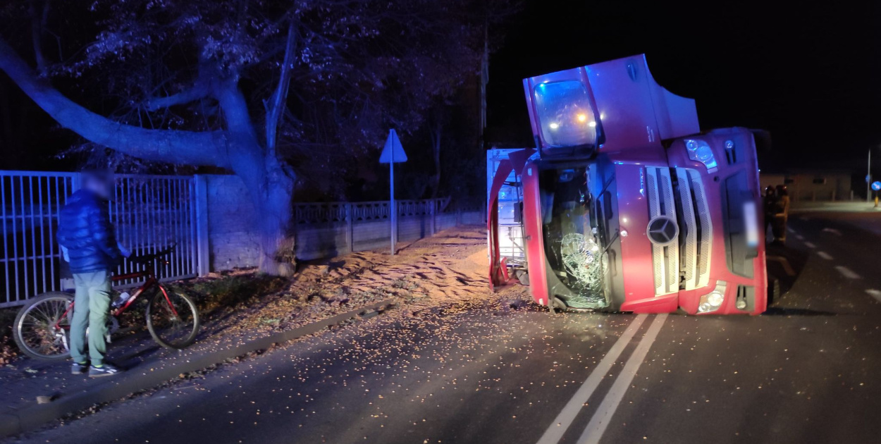  Utrudnienia na DK 39 w Michałowicach. Przewróciła się ciężarówka z…