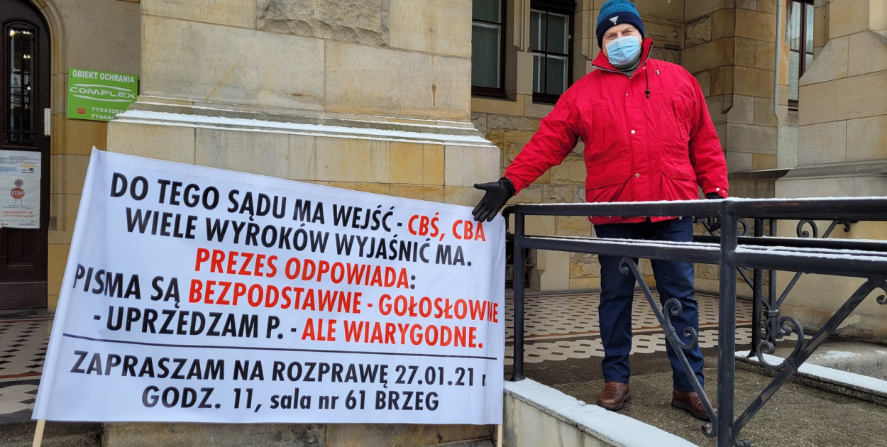  Mieszkaniec Brzegu protestuje przed gmachem sądu. Mówi o "skandalicznych…