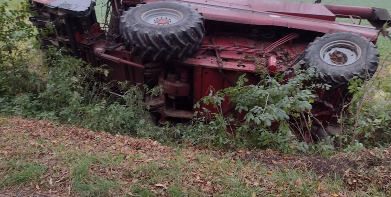 Kombajn wylądował w rowie. Operator sprzętu miał sporo szczęścia