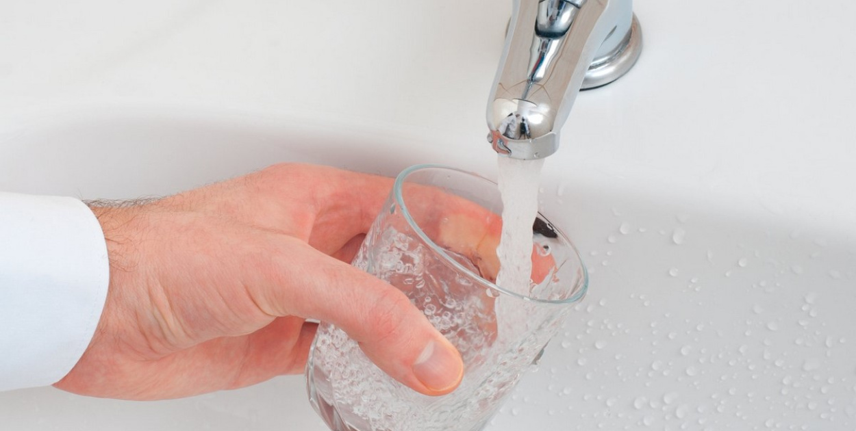 Pić wodę z kranu czy butelkowaną?