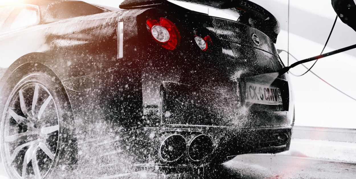 Jak i gdzie myć samochód, by nie marnować wody