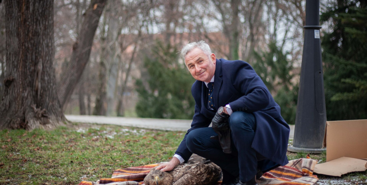  Burmistrz Brzegu zamierza przeprosić za sesję fotograficzną z chorym…