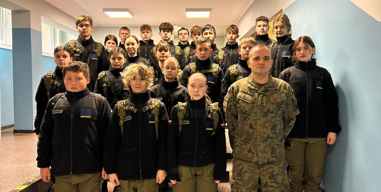 Inauguracja gry edukacyjnej "Koła i gąsienice" w ZSB