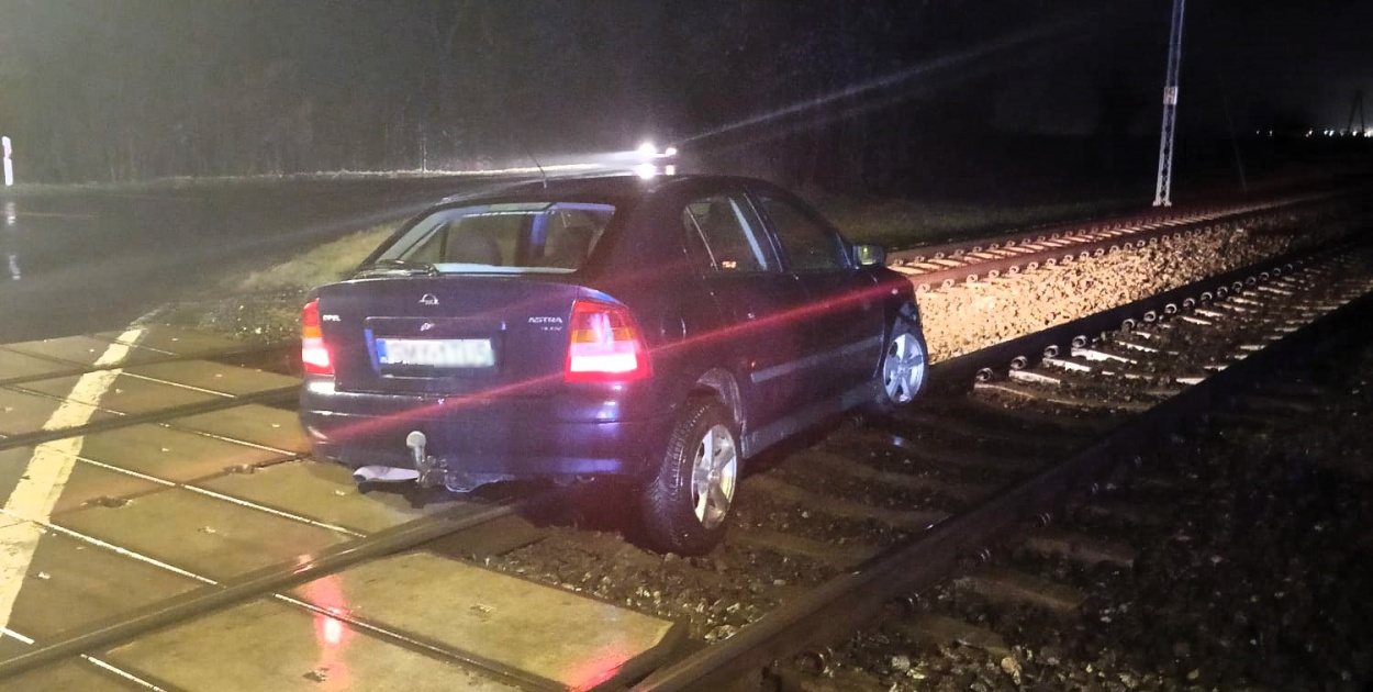 Kierowca samochodu pomylił tory kolejowe z drogą