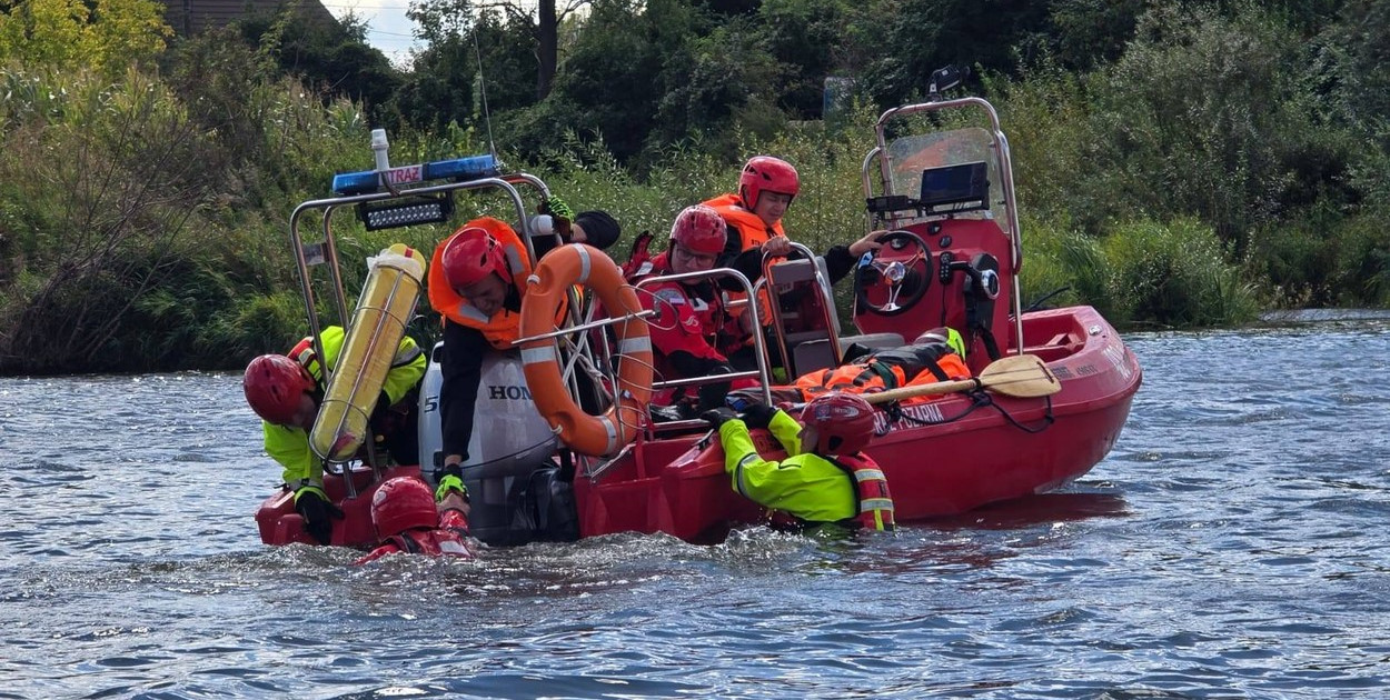 Strażacy z OSP i PSP sprawdzili swoje umiejętności na wodzie