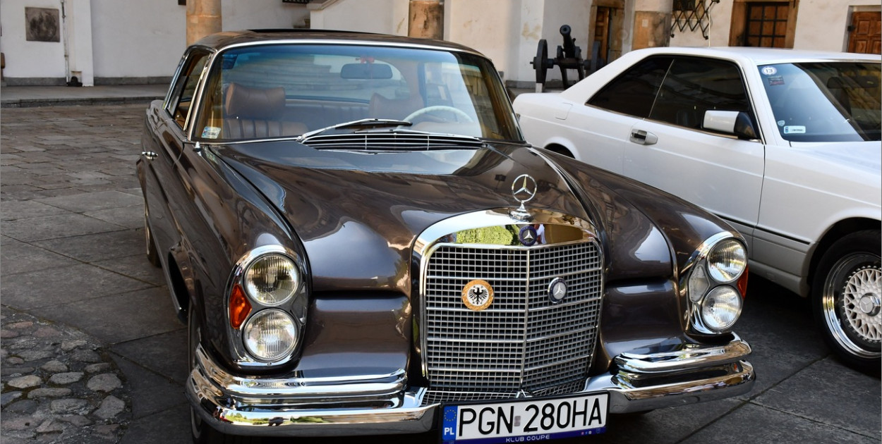 Zabytkowe mercedesy na dziedzińcu brzeskiego zamku