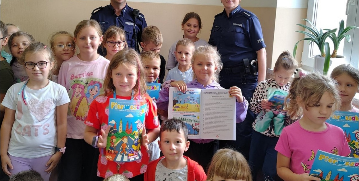 Pierwszoklasiści uczą się bezpieczeństwa z dzielnicowym