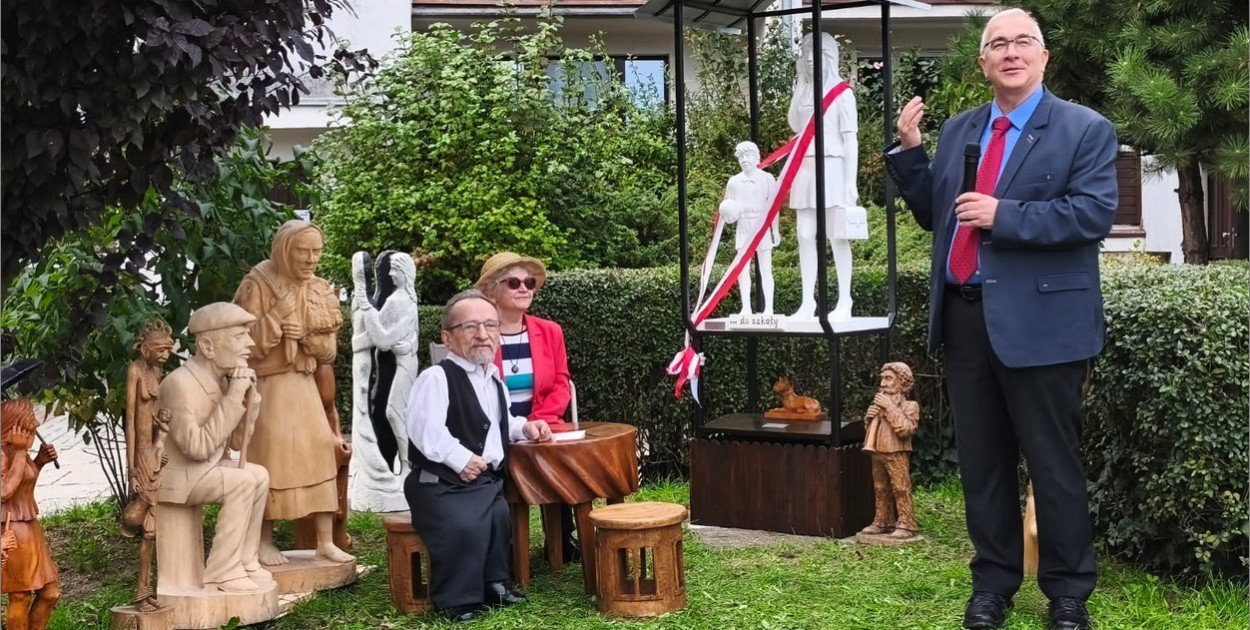 Uroczyste odsłonięcie rzeźbiarskiej grupy plenerowej pt. „…idę do szkoły”
