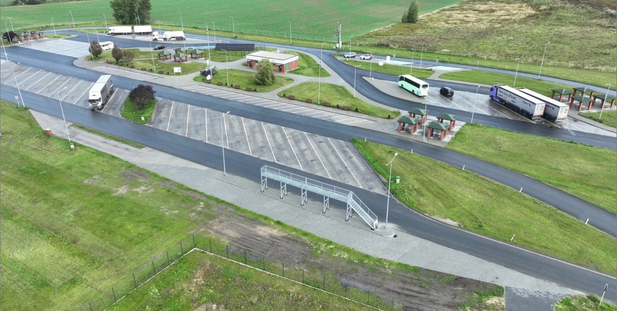 Koniec z lodem spadającym z ciężarówek? GDDKiA montuje rampy do odśnieżania