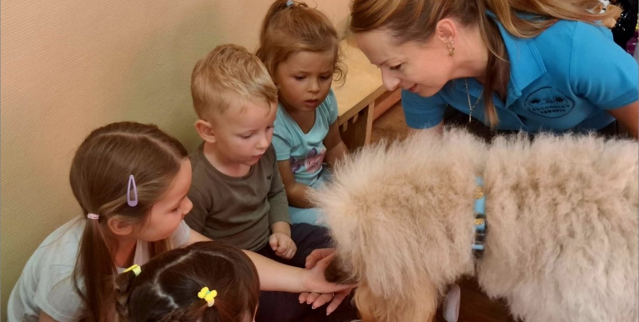 Ciepłe spojrzenie Abi i wielkie emocje wśród dzieci. Dogoterapia w Brzegu