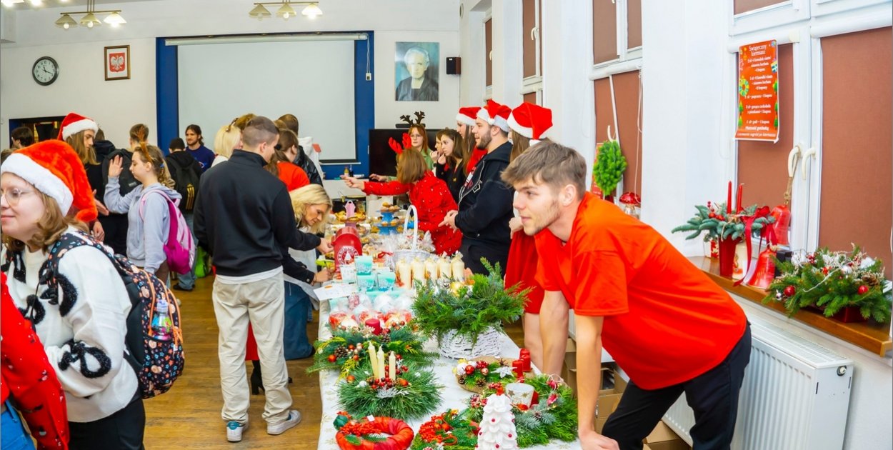 Szkoła przy Słowiańskiej zamieniła się w świąteczne miasteczko