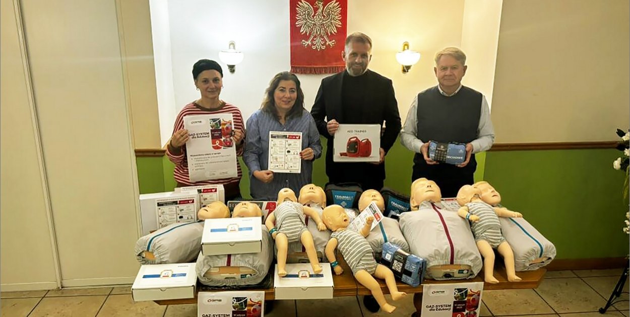 Nowy sprzęt do nauki pierwszej pomocy trafił do szkół w Lewinie Brzeskim