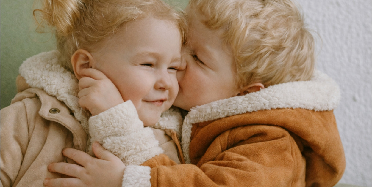 12 stycznia Dzień Całowania Złotowłosych. Święto, które mówi o akceptacji