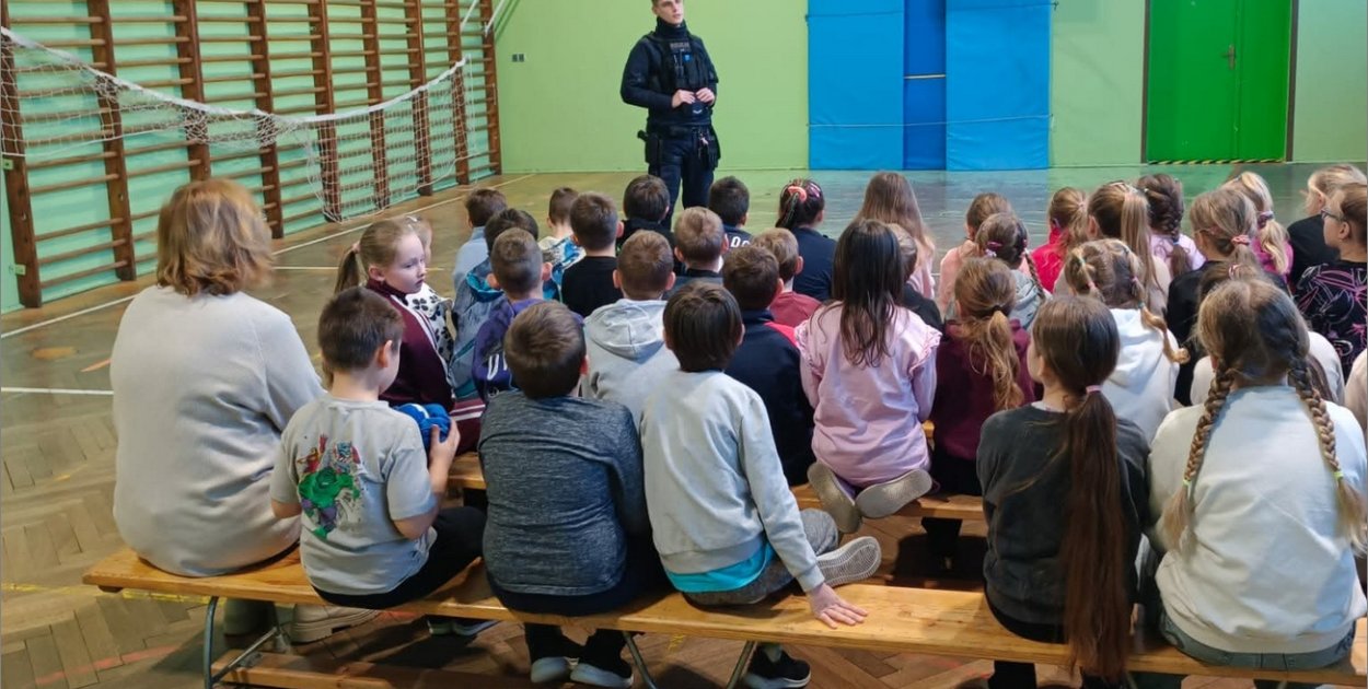 Zanim ruszą ferie, uczniowie z Olszanki spotkali się z policjantem