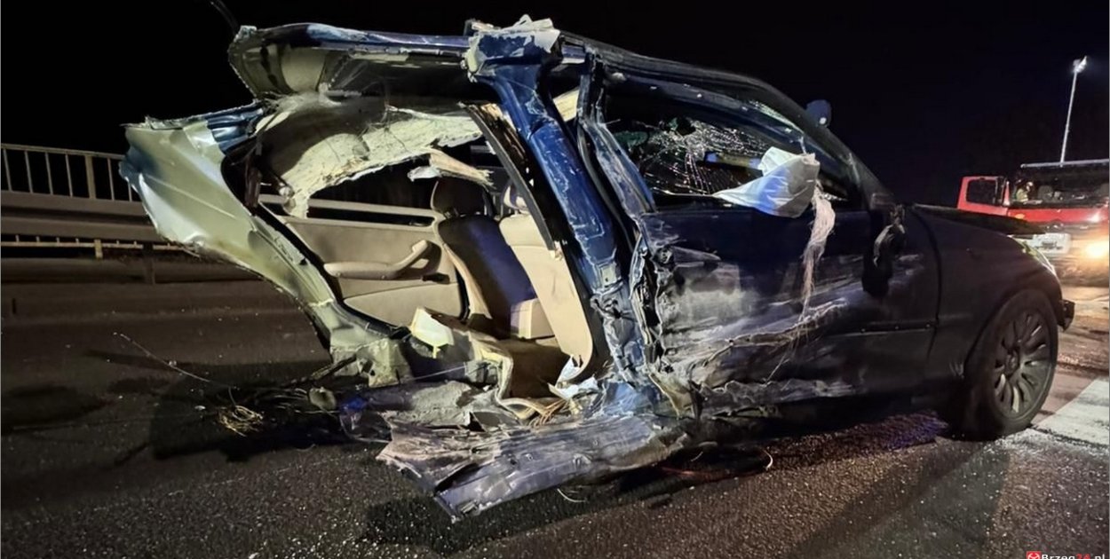 Zderzenie dwóch aut w Pisarzowicach. Jeden samochód rozerwany na części