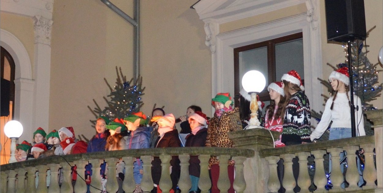 Ogień i kolędy na tarasie Klubu Wojskowego. Noworoczny koncert w Brzegu