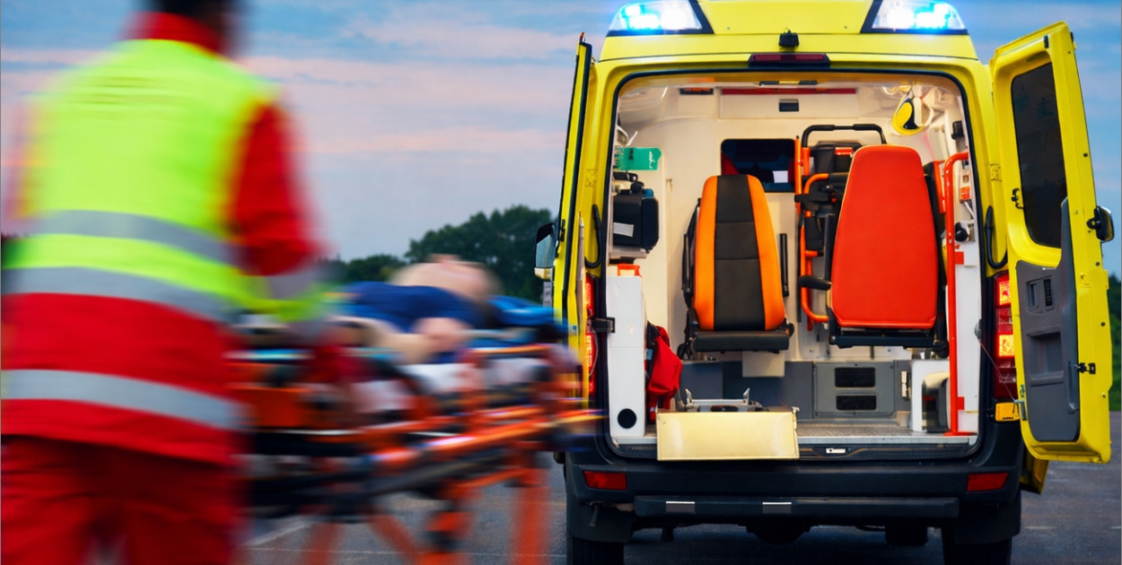 Chcieli ratować, usłyszeli groźby. Pijany 19 latek zaatakował ratowników