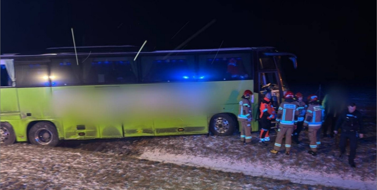 44 pasażerów w autokarze, nocny poślizg na A4. Warunki dały się we znaki