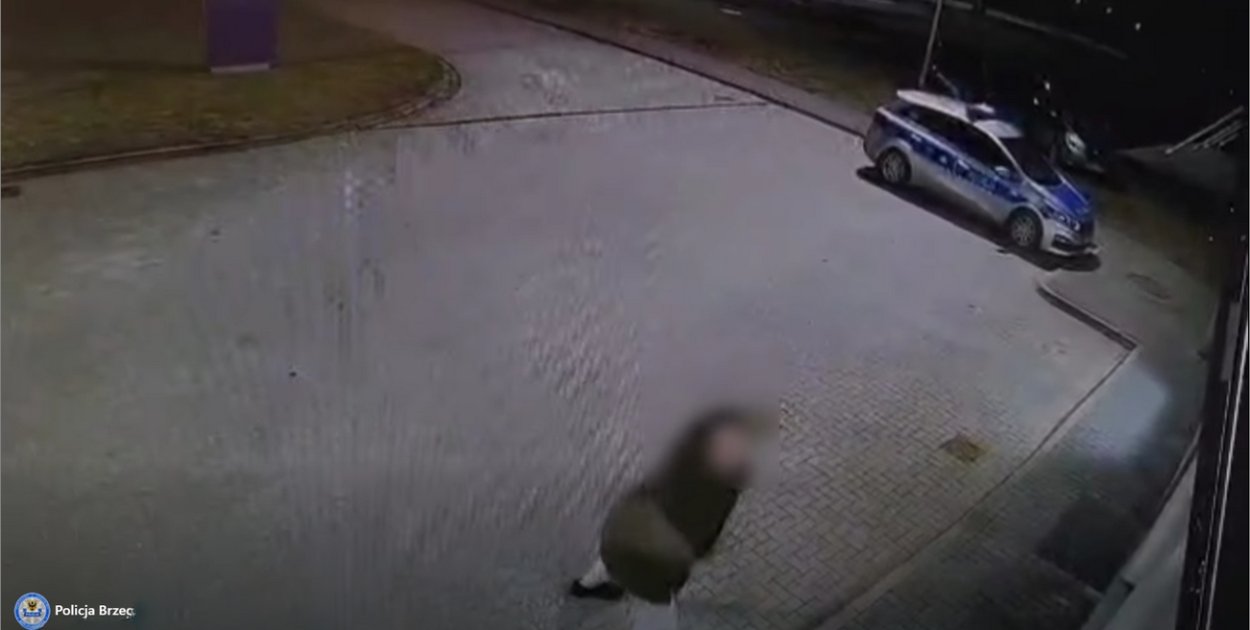 Pijany bohater z kamieniem w ręku. Rozbił szybę w komisariacie (wideo)