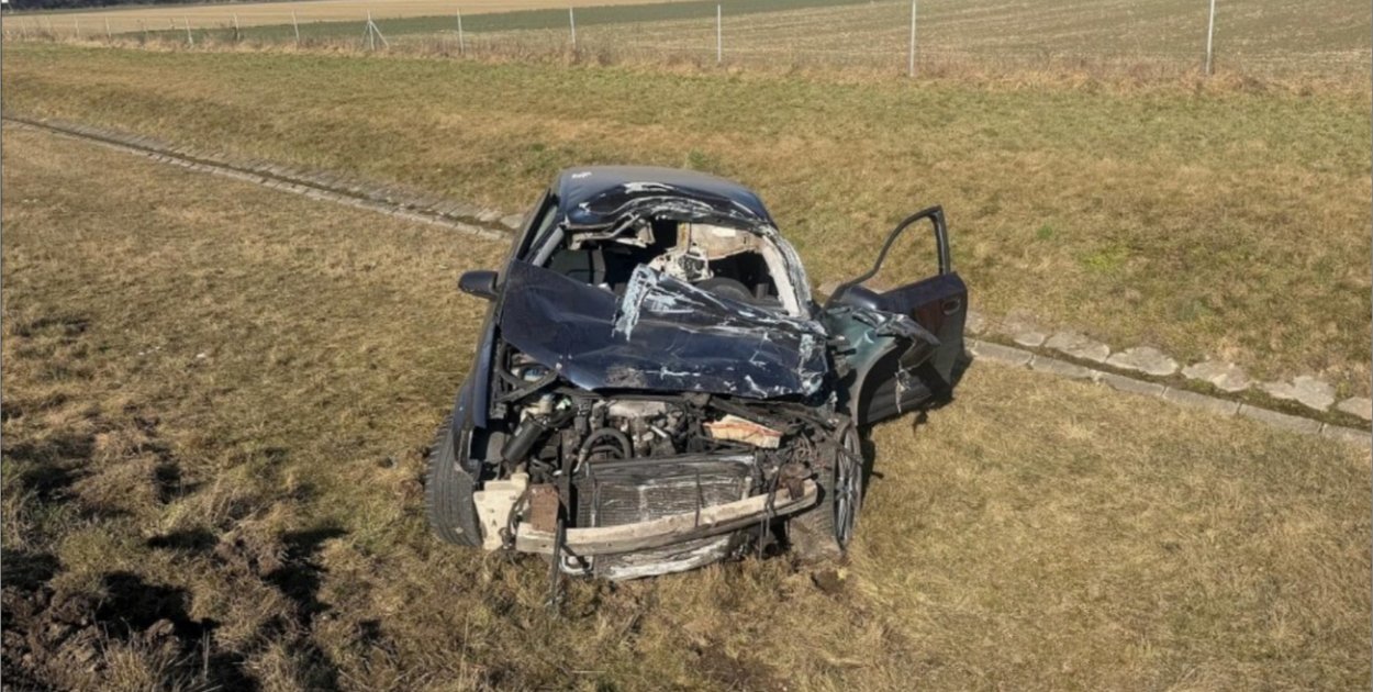Wypadek na 197 kilometrze A4. Samochód uderzył w ciężarówkę i dachował