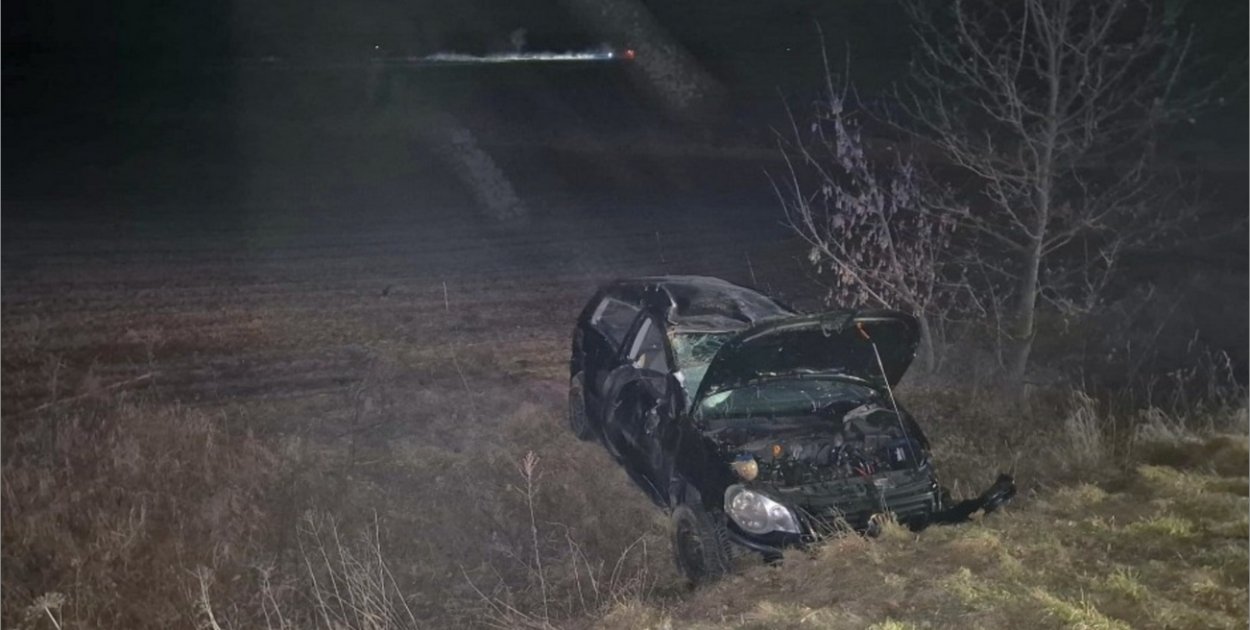 Nocny wypadek na drodze z Lewina do Magnuszowic. Auto dachowało po zderzeniu