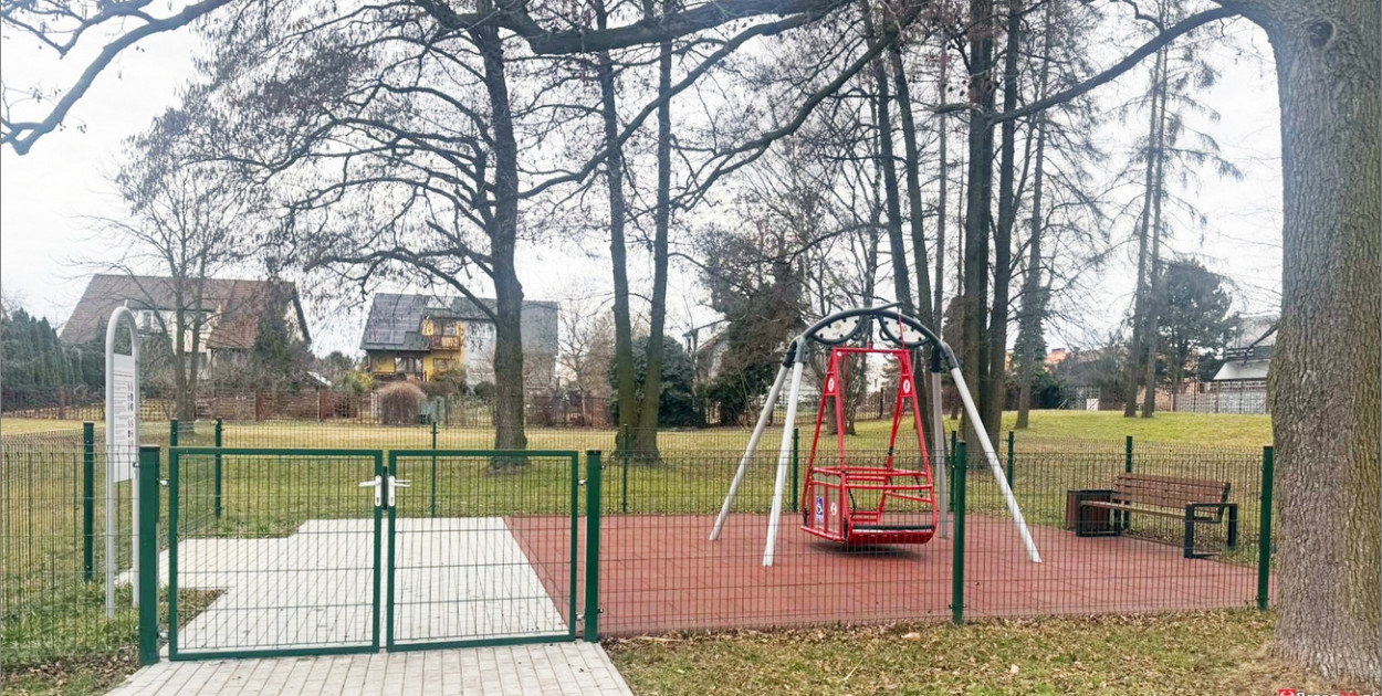 Samotna huśtawka przy Korfantego. Spór o inwestycję dla niepełnosprawnych