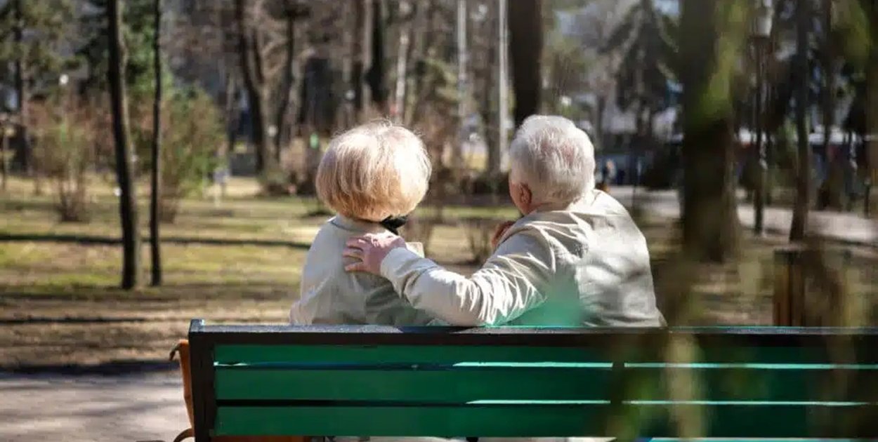 Seniorzy online — jak ułatwić rodzicom i dziadkom wejście w świat internetu?