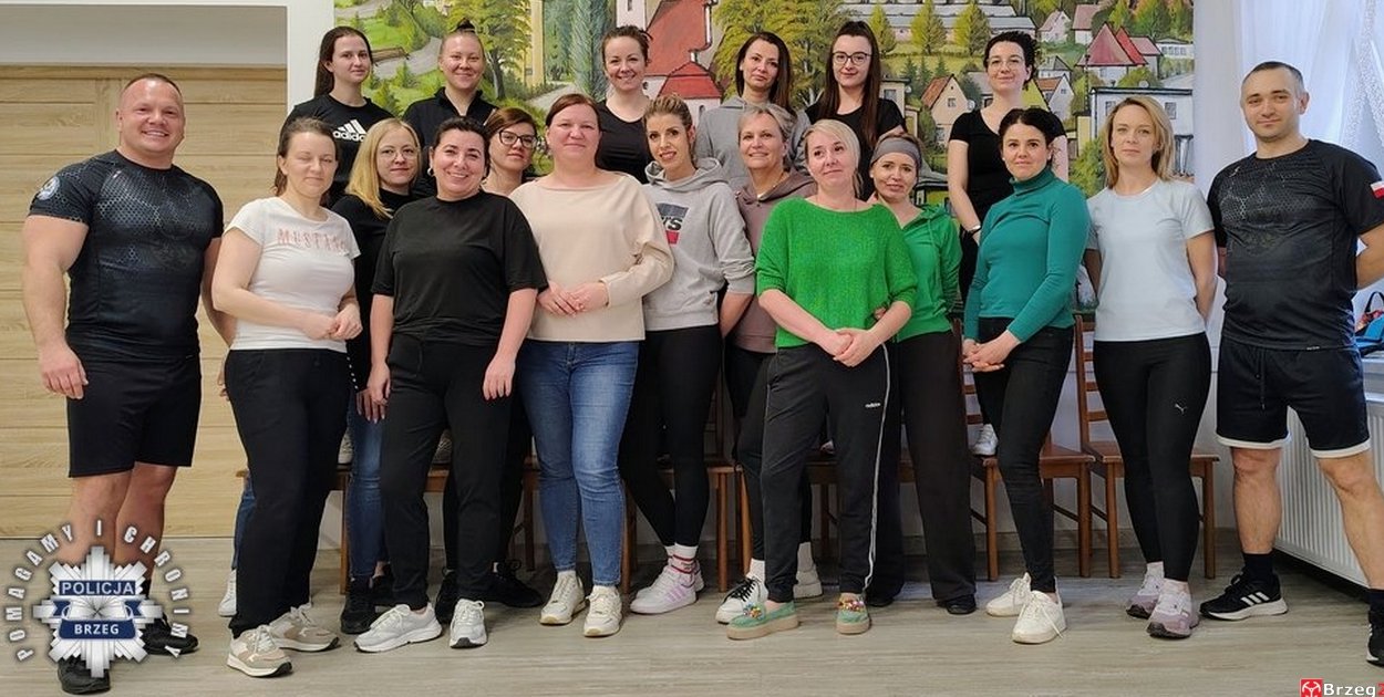 Kobiety uczą się samoobrony. Policjanci spotkali się z mieszkankami Łosiowa