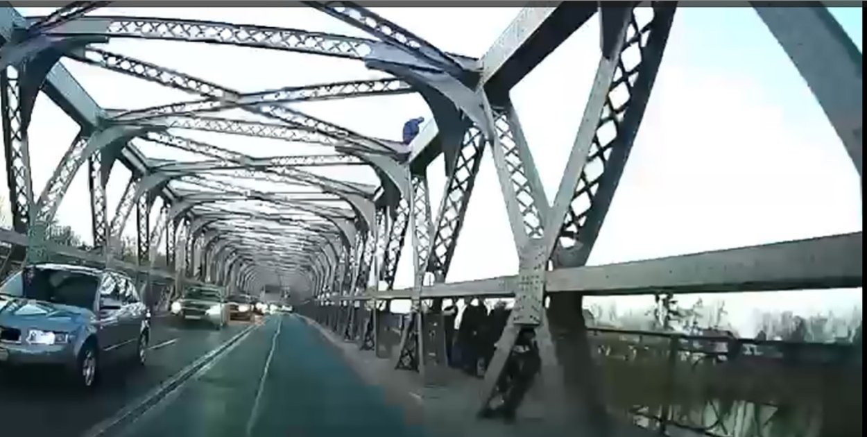 Mężczyzna na konstrukcji mostu. Policja ujawnia szczegóły interwencji
