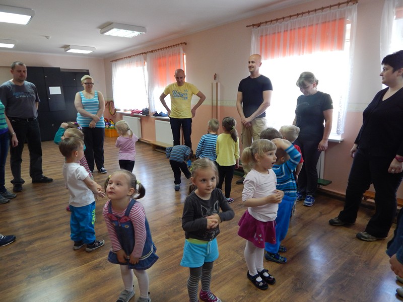 Rodzice i dzieci  z grupy I w PP3 w Brzegu bawią się wspólnie podczas otwartych zajęć ruchowych „Gimnastyka dla dorosłych i dla smyka”