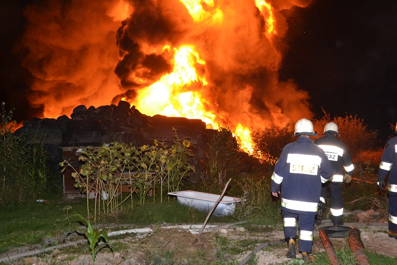 Pożar składu opon w Buszycach – DK94 całkowicie zablokowana