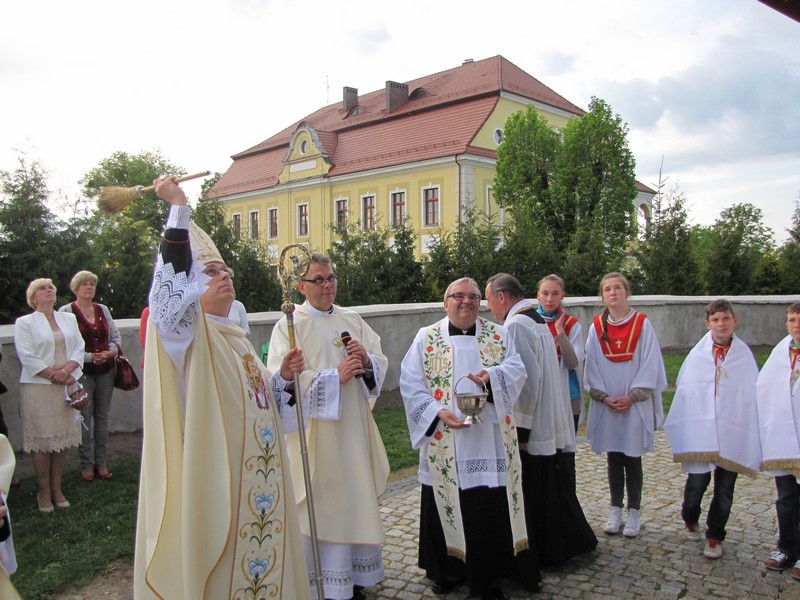 Poświęcenie odbudowanej wieży kościoła w Zwanowicach
