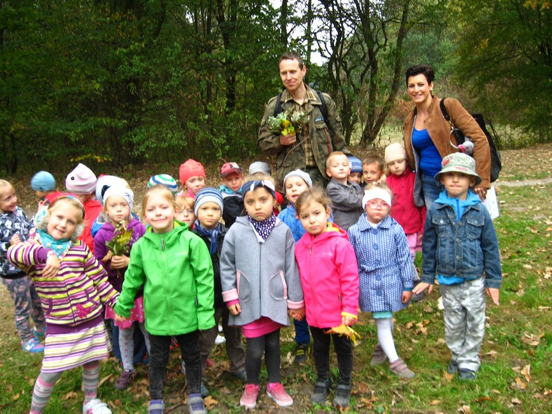 Przedszkolaki z Przedszkola Publicznego nr 3 w Brzegu odkrywają piękno jesieni w parku