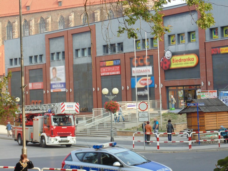 Pożar i ewakuacja centrum handlowego w Brzegu