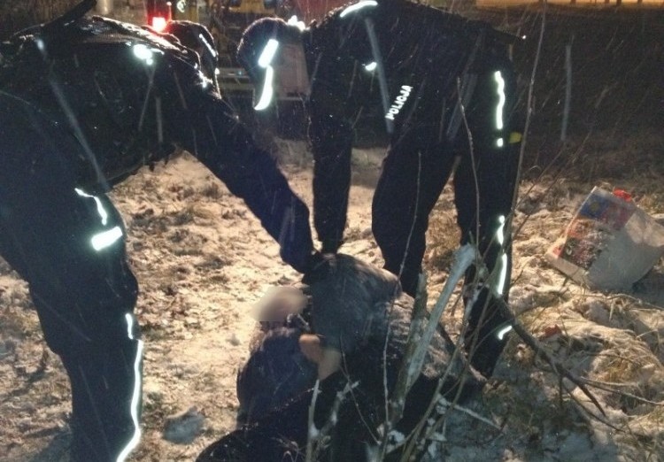 Policjanci z Grodkowa znaleźli mężczyznę przysypanego śniegiem