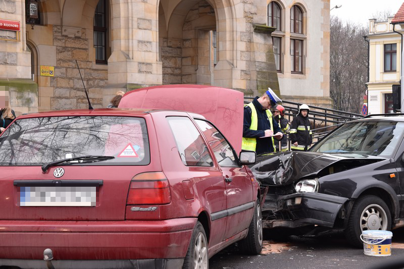 Zderzenie trzech pojazdów w Brzegu. Jedna osoba trafiła do szpitala