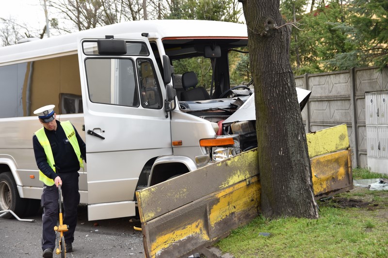 Brzeg: 8 osób poszkodowanych w zderzeniu minibusu z ciężarówką