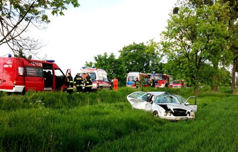 Lewin Brzeski: Trzy osoby ranne po dachowaniu mercedesa