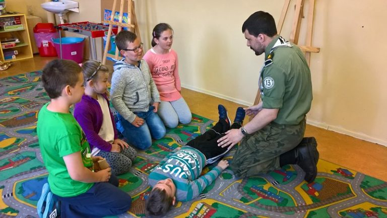 Uczymy się ratować czyli zajęcia z udzielania pierwszej pomocy w PZSP w Przylesiu
