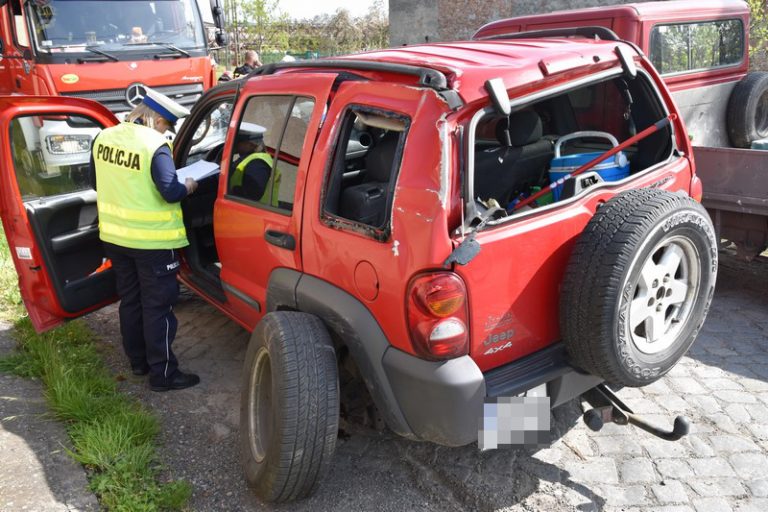 Zderzenie dwóch aut w Lubszy. Dwie osoby poszkodowane.