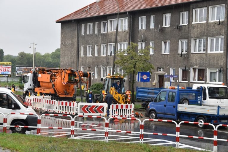PIP bada sprawę wypadku przy usuwaniu awarii sieci wodociągowej w Brzegu